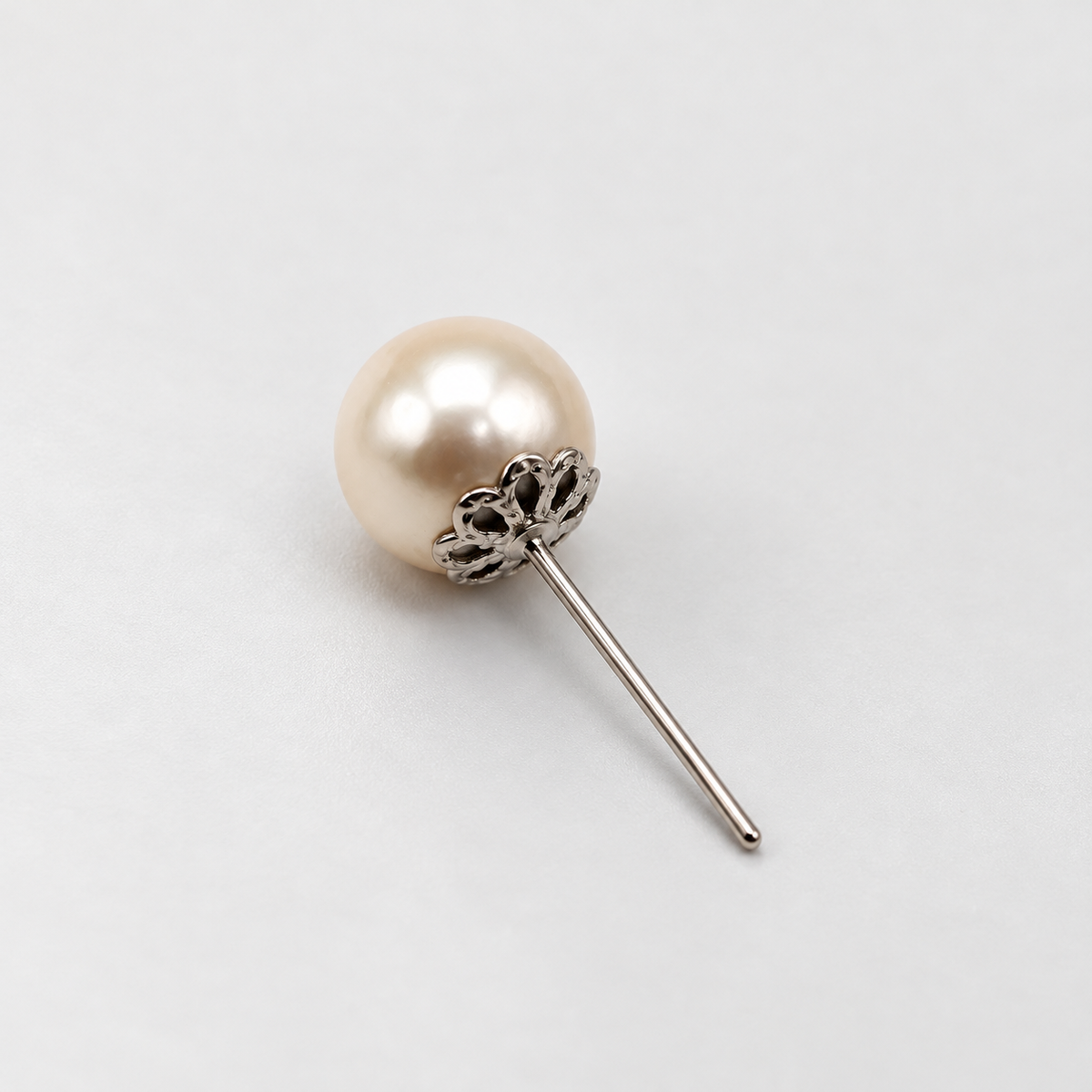 MY LOBE STUDS WHITE PEARL
