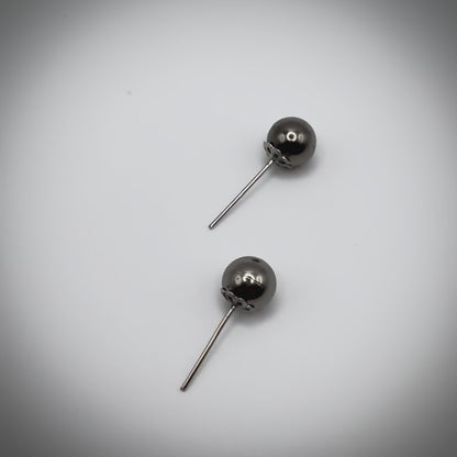 MY LOBE STUDS – BLACK SPHERE
